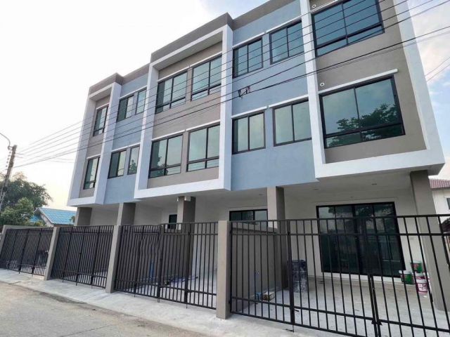 BS652  ขายโฮมออฟฟิศ 3ชั้น 4คูหา ฟรีแอร์ 4 12,000 บีทียู บางใหญ่