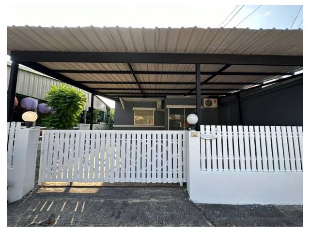 TP.ขายบ้านแฝดชั้นเดียวรีโนเวท พิกัด :  หมู่บ้านอำนวยพร 2  หมู่บ้าน ทำเลดี ถ.ศรีราชา หนองขาม