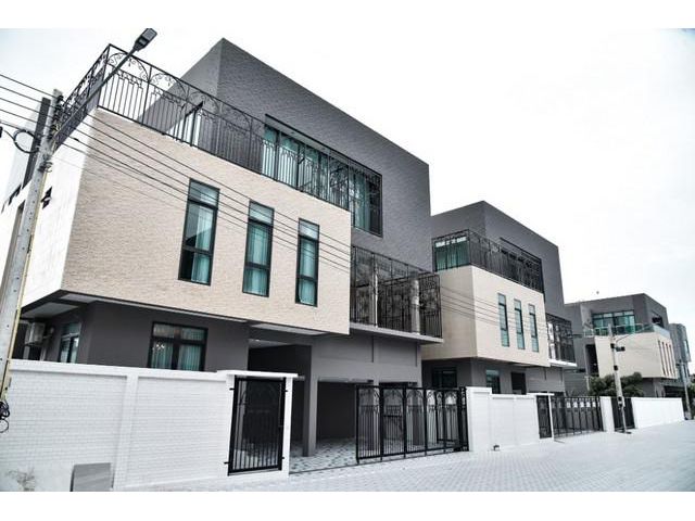 ให้เช่าบ้านเดี่ยว 3ชั้น พร้อมอยู่ ใกล้นิคมอมตะ ชลบุรี