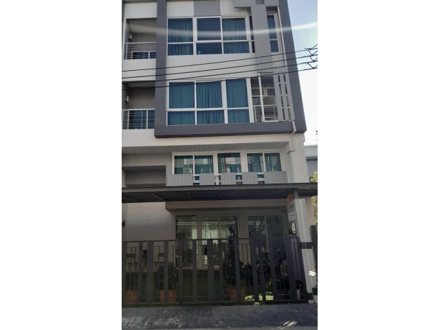 ขายทาวน์โฮม 3 ชั้นครึ่ง หลังมุม สเปซ ลาดพร้าว-เหม่งจ๋าย Space Townhome วังทองหลาง กทม.