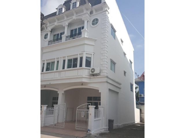 ขายถูกมากทาวน์โฮม 3 ชั้นครึ่ง ม.ยูโรโนวา ซ.ลาดกระบัง 24/1 ใกล้โรบินสัน
