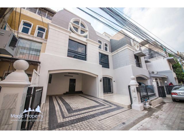 ขายทาวน์เฮ้าส์ 7 ห้องนอน ในซอยเอกมัย 12 แขวงคลองตันเหนือ เขตวัฒนา กทม.