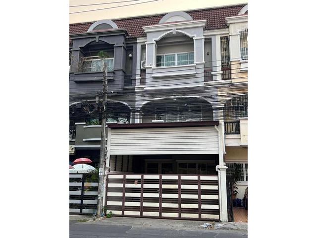 ให้เช่าทาวน์โฮม 3 ชั้น บ้านสภาพใหม่ พร้อมเข้าอยู่ ซอยนาคนิวาส 48