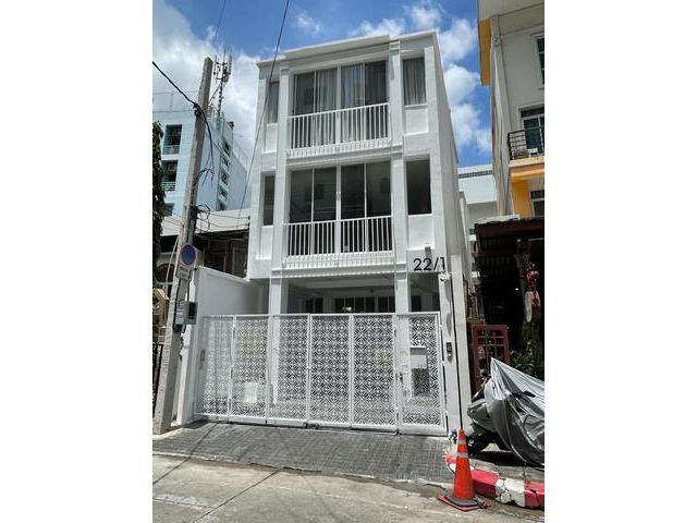 ขายอาคารพาณิชย์ 3 ชั้น 270 ตรม วิภาวดีซอย 2 ใกล้มหาวิทยาลัยหอการค