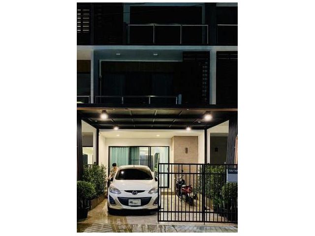 ขายทาวน์โฮม 3 ชั้น ศุภาลัย เอสเซ้นส์ ลาดพร้าว107