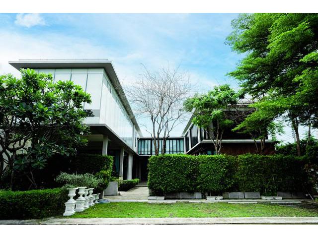 ขายที่ดินพร้อมสิ่งปลูกสร้าง โกดังและอาคารสำนักงาน  683 ตร.ว ถ.ลาด