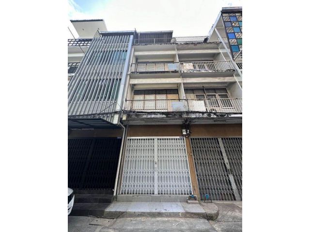 อยู่ในซอยสุขุมวิท18  ใกล้ BTS สถานีอโศก