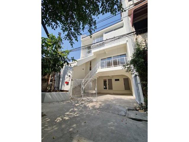 ขายทาวน์โฮม 3 ชั้นหลังมุม 4 นอน สุขุมวิท71 ปรีดี42 คลองตันนิเวศน