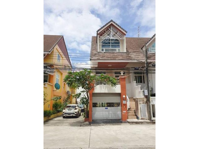 ให้เช่าทาวน์โฮม 3 ชั้น ถนนกว้าง บ้านทำเลลาดพร้าว