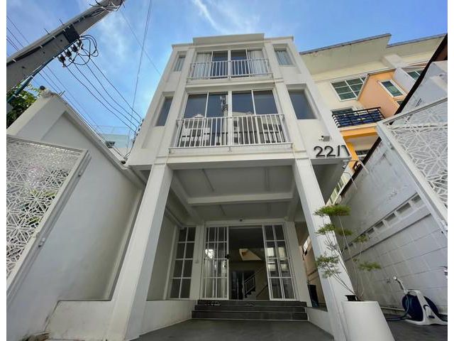 ขายอาคารพาณิชย์ 3 ชั้น 270 ตรม วิภาวดีซอย 2 ใกล้มหาวิทยาลัยหอการค