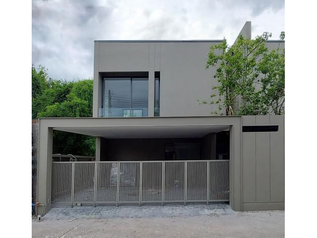 ขายบ้านเดี่ยว 2 ชั้น สไตล์โมเดิร์น มีที่จอดรถ