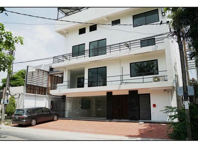นออฟฟิศ มีสระว่ายน้ำ บนถนนหลักของพรีเมียร์ 1 ใกล้ห้างพาราไดซ์พาร์