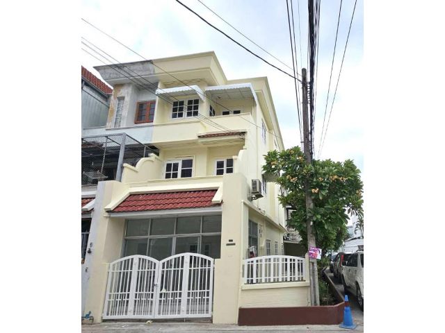 ให้เช่าบ้านทาวน์โฮม 3ชั้น 4นอน 3น้ำ รีโนเวทพร้อมเข้าอยู่ บ้านหลังมุม ซอยโชคชัยสี่ ใกล้รถไฟฟ้าสายสีเหลือง สะดวกต่อการเดิน
