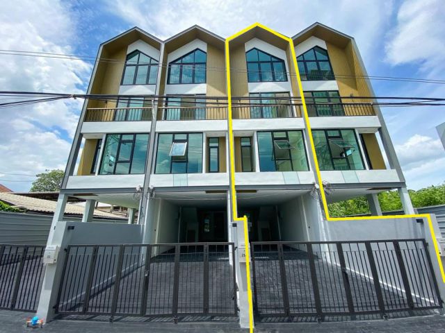 PLE132 ขายหรือให้เช่าทาวน์โฮม 4 ชั้นหลังมุม ซอยวชิรธรรม60 สุขุมวิท 101/1 บ้านใหม่ไม่เคยเข้าอยู่