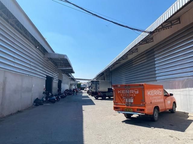 PT12 ให้เช่า โกดัง พร้อมออฟฟิศ 700 - 1700 ตรม. ซอย นวลจันทร์ 21 ใกล้เลียบด่วน รถเทรลเลอร์เข้าออกได้ ใกล้ เลียบด่วนรามอิน