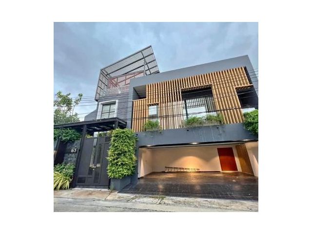 PLE180 ขายบ้านเดี่ยว3 ชั้น  สุขุมวิท71 ปรีดีพนมยงค์26 บ้านสร้างใหม่  สไตล์โมเดิร์น พร้อมสระว่ายน้ำ