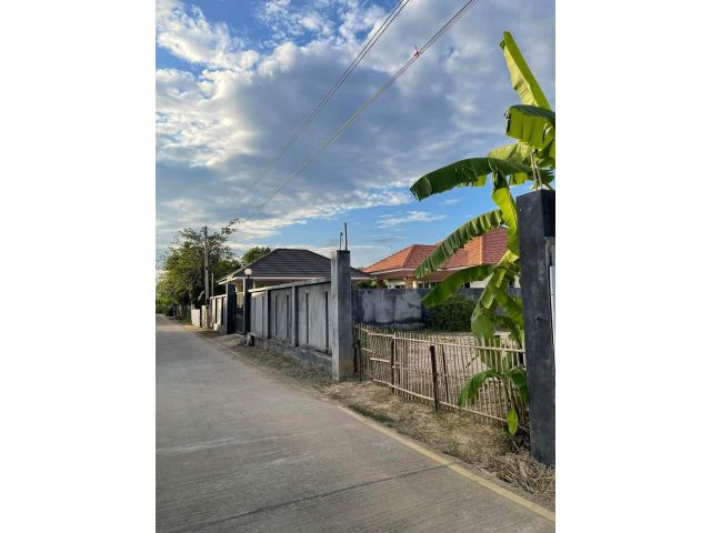 ขายที่ดินหลังวัดท่าใหม่อิตำบลป่าแดดเขตเมืองติดถนนพร้อมโอน
