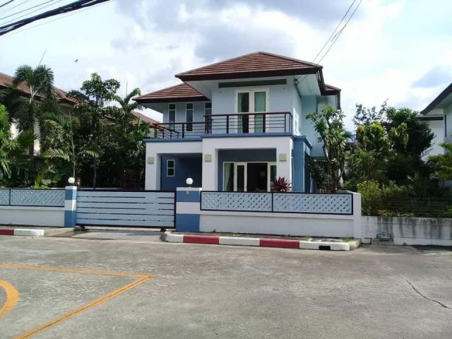 U1253 ให้เช่าบ้านเดี่ยว 2 ชั้นหมู่บ้าน เดอะธารา ซอยพระยาสุเรทร์ 35 บ้านพร้อมเฟอร์บางส่วน ทำเลดีเดินทางสะดวกเข้าออกได้หลา