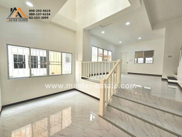 ทาวน์โฮม เฟรชวิลล่า นวมินทร์ 163 หลังมุม เล่นระดับ 3.5 ชั้น เนื้อที่ 20.3 ตร.ว. Renovate ใหม่ สวยมาก พร้อมอยู่ เข้า-ออกได้ทั้งนวมินทร์ และนวลจันทร์ 36