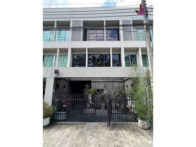 ขายทาวน์โฮม 3 ชั้น หมู่บ้านโนเบิล คิวบ์ พัฒนาการ ( Noble Cube Patanakarn ) เนื้อที่  21 ตร.ว.  3 นอน  3 น้ำ