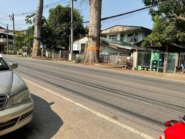 ขายบ้านพร้อมที่ดินติดถนนต้นยางยางเนิ้งสารภีพร้อมโอน