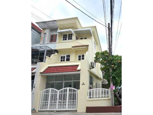 ขายทาวน์โฮมห้องมุม 3 ชั้น รีโนเวทสวยพร้อมเข้าอยู่ ซอยหมู่บ้านร่มรื่น เขตลาดพร้าว กทม.