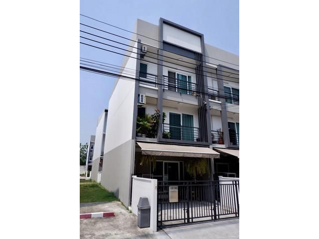 PT12 ขาย ทาวน์โฮม 3 ชั้น หลังมุม โครงการ บ้านกลางเมืองสวนหลวง ซ.เฉลิมพระเกียรติ ร.9 ซอย 28 บ้านสภาพใหม่มาก ตรงข้ามสวนหลว