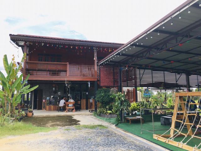 ขายที่ดินพร้อมบ้าน + กิจการร้านอาหารและคาเฟ่ เนินหิน พนัสนิคม ชลบุรี