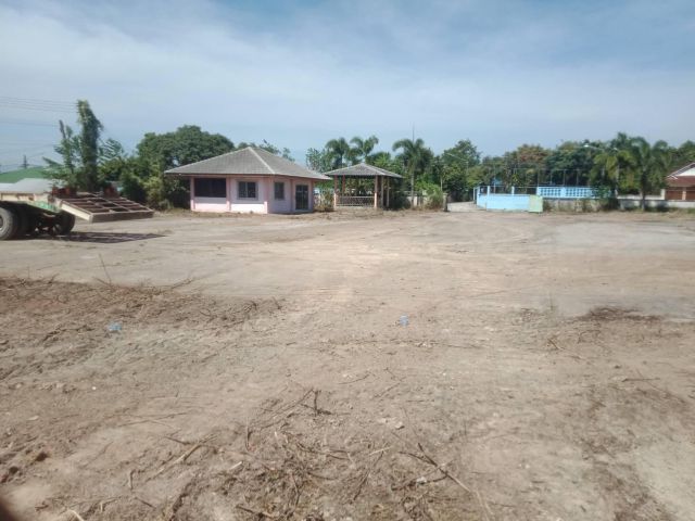 AS015 ขายที่ถมแล้วพร้อมสิ่งปลูกสร้างในเขต EECด้านหน้าเป็นห้องพักและสำนักงาน ขนาด 6 ไร่กว่า เดินทางสะดวก ชลบุรี