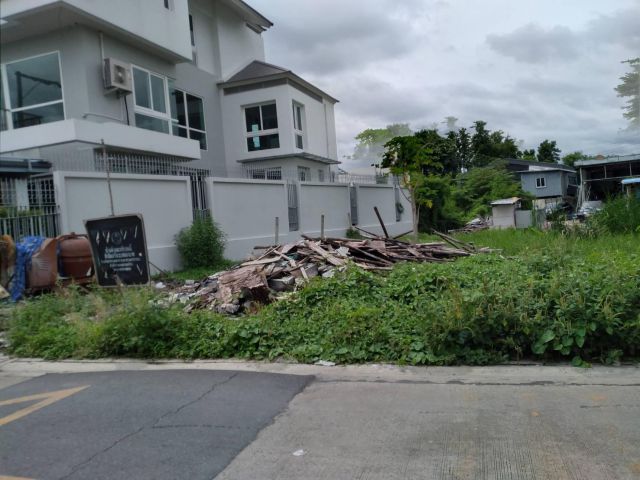 ขายที่ดิน ย่านลาดพร้าว 71 เข้าซอย ประมาณ 900 เมตร 112 ตรว. 0.28 ไร่