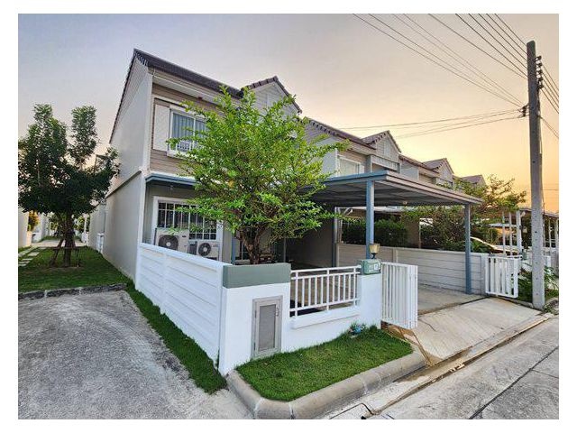 ทาวน์โฮมสไตล์บ้านเดี่ยวหลังริมให้เช่า(และ)ขาย ใกล้เมกะบางนา T.062-1574449