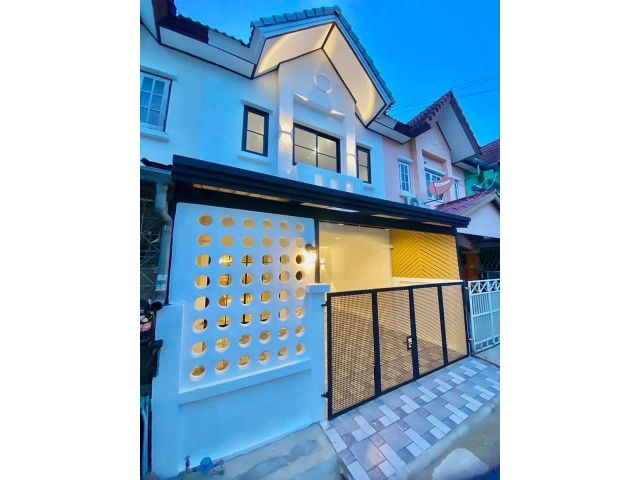 บ้านติดรถไฟฟ้า สไตล์มินิมอล หมู่บ้านเจ้าพระยา8 ถนนเมน