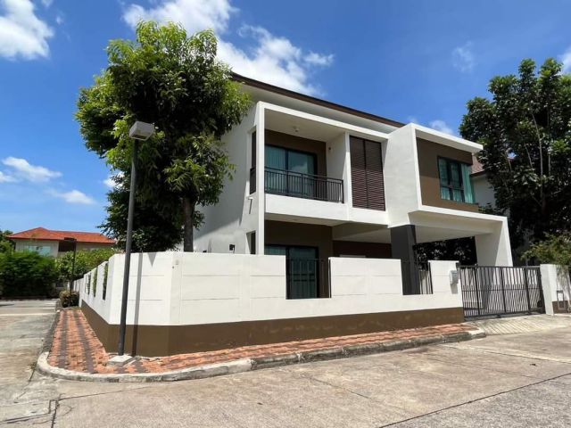 ขายบ้านvilla acadia Srinakarin