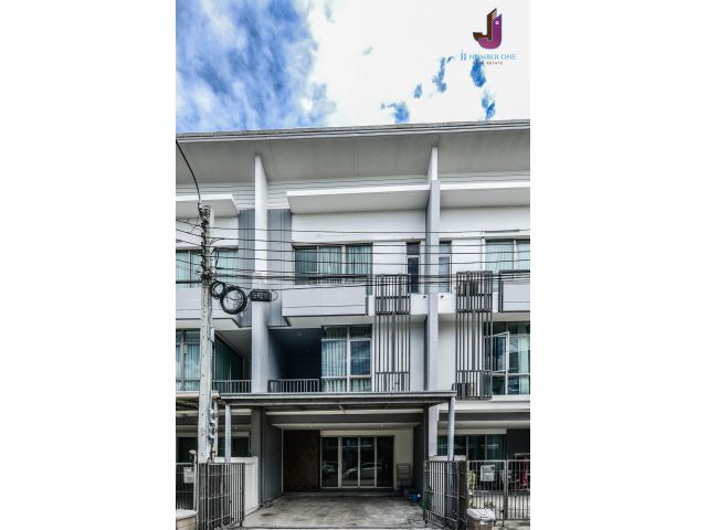 ขายทาวน์โฮม 3 ชั้น โครงการ เพล็กซ์ วัชรพล (Plex Watcharapol) ขนาด 22 ตร.ว.  ชั้นเพดานสูง 3 ห้องนอน 4 ห้องน้ำ จอดรถได้ 2