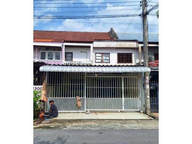 ขายทาวน์เฮ้าส์ 2 ชั้น ตามสภาพ สำหรับสายรีโนเวท หมู่บ้านชวนชม ถนนสายไหม 48 กรุงเทพ เนื้อที่ 30.9 ตารางวา  3 ห้องนอน 2 ห้อ