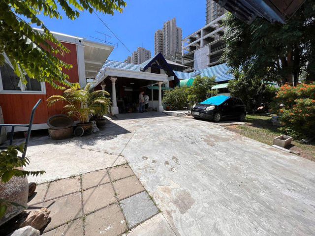 R E N T (RH559) ให้เช่าบ้านพร้อมที่ดิน  200ตรว. หลังมุม ริมถนนรองเส้นบอนด์สตรีท สามารถทำเป็นอะไรก็ได้ ทุบแล้วทำใหม่ก็ได้