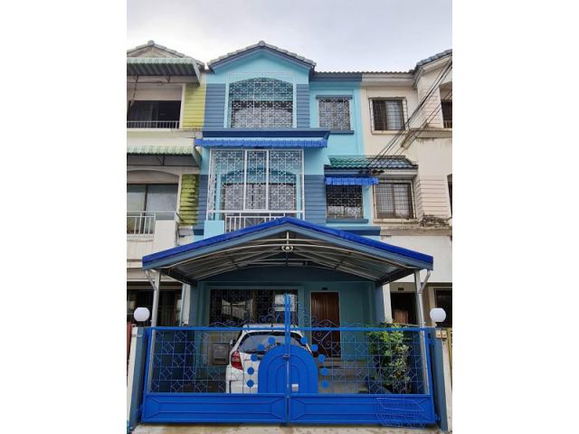 ให้เช่าทาวน์โฮม 3 ชั้น บ้านกลางเมืองพระรามเก้า ซอย 43 เข้าออกได้หลายเส้นทาง อาทิ ถนนพระราม 9 ถนนพัฒนาการ และถนนศรีครินทร
