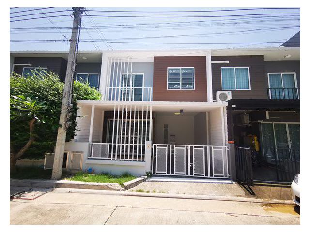 ขายบ้าน ทาวน์เฮ้าส์ 2 ชั้น ติดตั้งระแนงบังตารอบบ้าน เพิ่มความเป็นส่วนตัว จอดรถในบ้านได้ 1 คัน