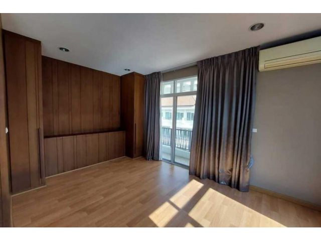 Code C20230900885....Baan Klang Krung Sathon สำหรับเช่า, 3 ห้องนอน, 3 ห้องน้ำ, 3 ชั้น, ตกแต่งบางส่วน, พร้อมเข้าอยู่
