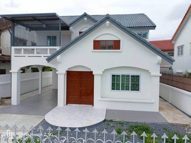 หมู่บ้านลดาภรณ์ เนื้อที่ 69ต.ร.ว4ห้องนอน2ห้องน้ำ ติดถนนทั้ง2ฝั่ง   4แยกพุทธมณฑลสาย5ฝั่งติดถนนบรมราชชนนี ไกล้ เซ็นทรัล,โล