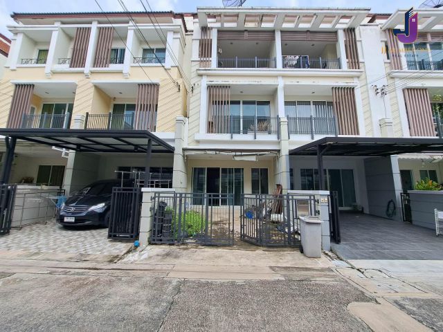 ขายทาวน์โฮม 3 ชั้น บ้านกลางเมือง  เออร์บาเนี่ยน เกษตร-นวมินทร์ 2 (ลาดปลาเค้า 79)  เนื้อที่   20 ตร.ว. 3 นอน 3 น้ำ