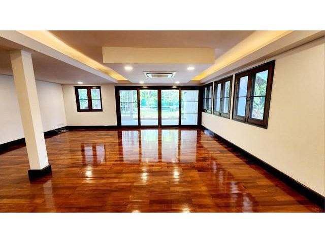 House for rent ให้เช่าบ้านเดี่ยว2ชั้นย่านทองหล่อ พร้อมพงษ์ สุขุมวิท เหมาะสำหรับอยู่อาศัย เลี้ยงสัตว์ได้ พร้อมสระว่ายน้ำ