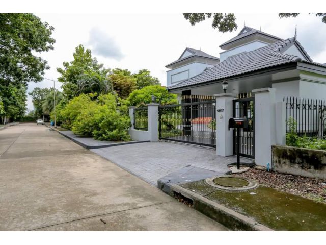 ขายบ้าน หมู่บ้านปัญญารามอินทรา ราคาจับต้องได้ . . -ที่ดิน 200 ตรว. -พื้นที่ใช้สอย 523 ตรม. -1 ชั้น -2 นอน -2 น้ำ -4 จอดร