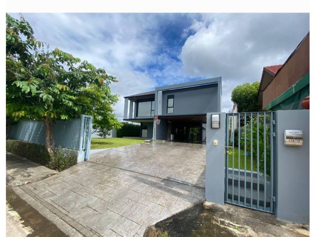 House for Sale by Owner Beautiful house close to downtown Chiang Mai, Chiangmai Airport only a 5-minute drive.