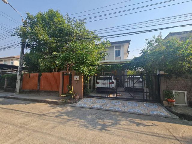 บ้านเดี่ยวโซนเศษฐกิจ ราคาคุ้มกว่าซื้อนอกตัวเมือง ..ขายถูกสุดในโครงการ 6.39 ลบ. โอนคนละครึ่งค่ะ 50/50