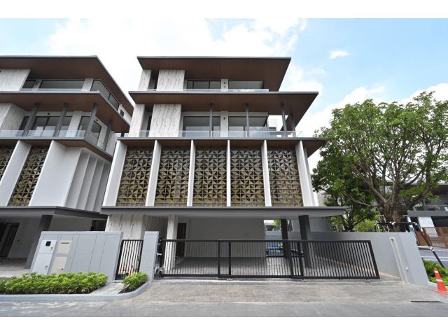 ขายบ้านเดี่ยว โครงการ Artale asoke rama 9 พื้นที่ 66 ตรว พื้นที่ใช้สอย 547 ตรม 4 ห้องนอน 7 ห้องห้องน้ำ พร้อมสระว่ายน้ำส่