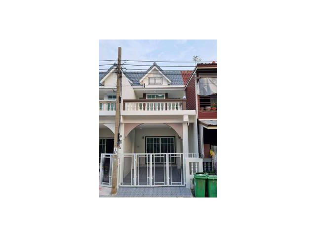 ทาวน์เฮาส์ 2 ชั้น หมู่บ้านบ้านบางบัวทอง ถนนบ้านกล้วย-ไทรน้อย ห่างจากถนนกาญจนาภิเษกเพียง3กิโล ตกแต่งใหม่พร้อมอยู่ ถนนเมนกว้าง16เมตร