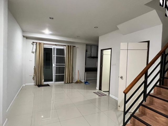 ให้เช่าทาวน์โฮม 3 ชั้น 4ห้องนอน 3ห้องน้ำ ถนนซอยลาดกระบัง 54 ใกล้ถนนใหญ่