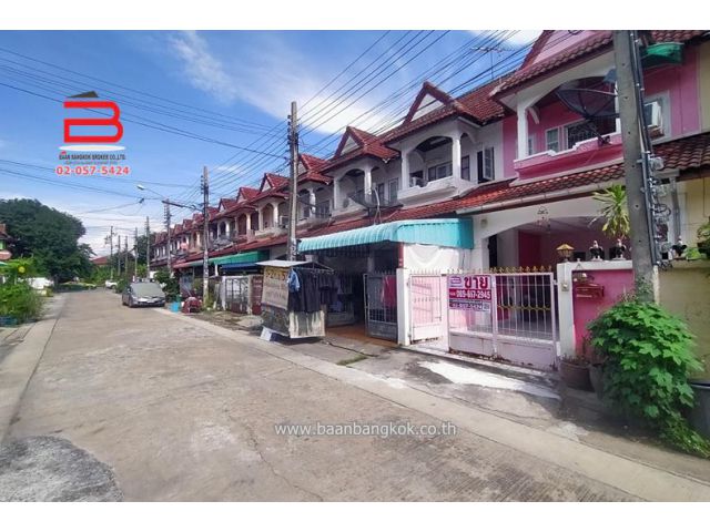 ทาวน์เฮาส์ หมู่บ้าน ช.รุ่งเรือง 6 เนื้อที่ 20 ตรว. ถนนบางกรวย-ไทรน้อย อ.บางบัวทอง จ.นนทบุรี