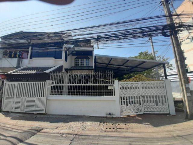 ให้เช่าบ้านเดี่ยว 50 ตรว. ลาดพร้าว36 3ห้องนอน 2ห้องน้ำ 2ที่จอดรถ แอร์ เฟอร์นิเจอร์บิลท์อิน เนื้อที่เยอะ หลังมุม